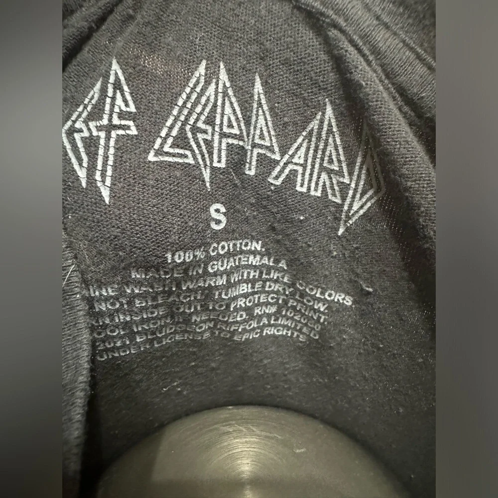 Def Leppard tee shirt size small black shirt